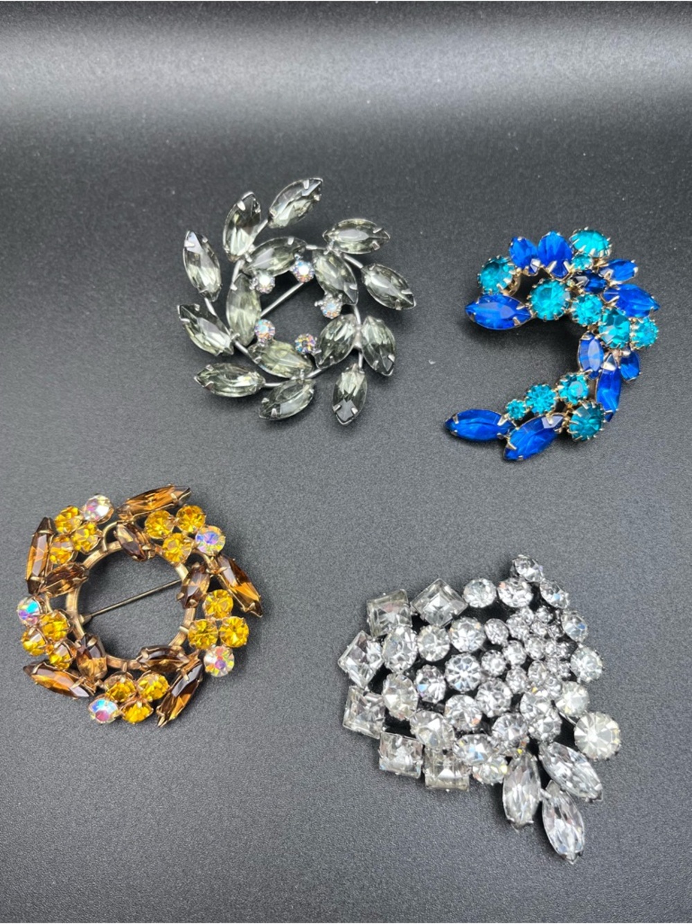 Lot of 4 vintage brooches